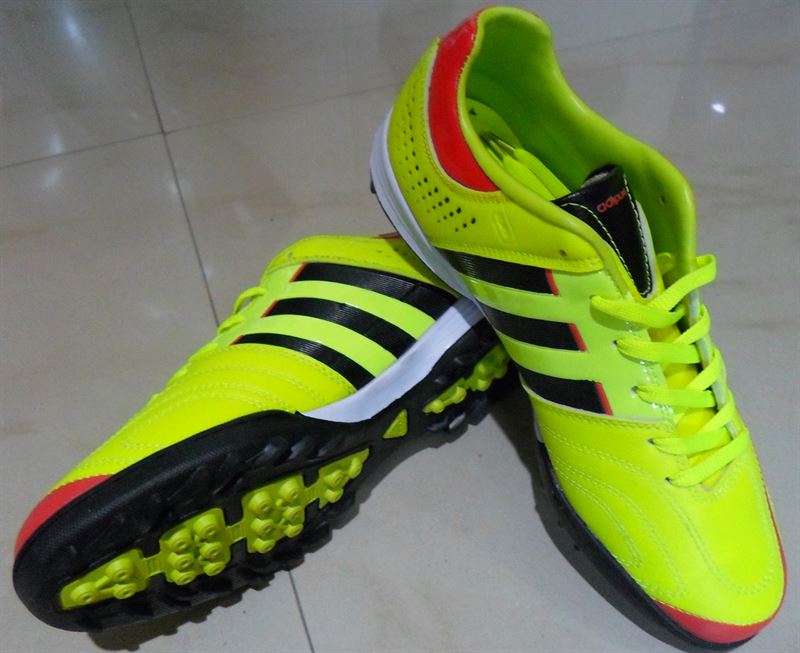 wide feet futsal shoes