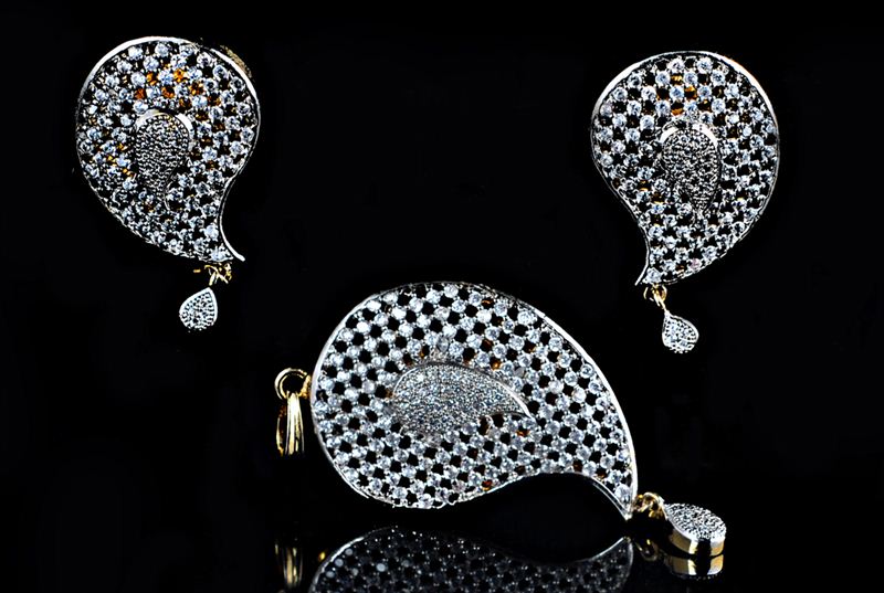 Alluring american diamond pendant and earring set