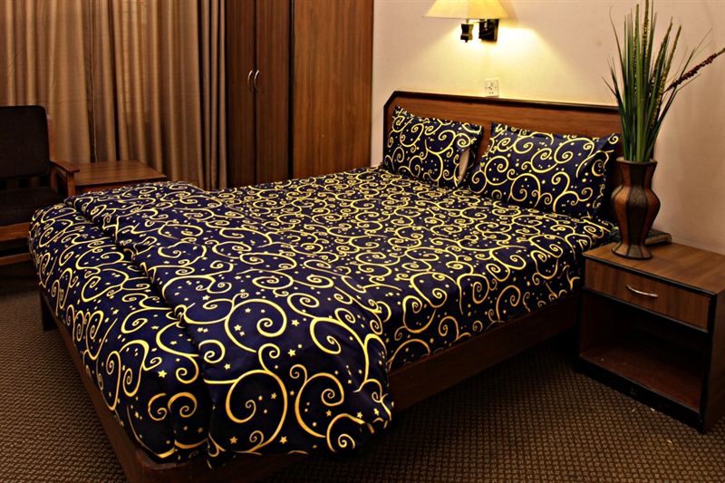 Blue Printed King Size Bedsheet With Pillow Cover