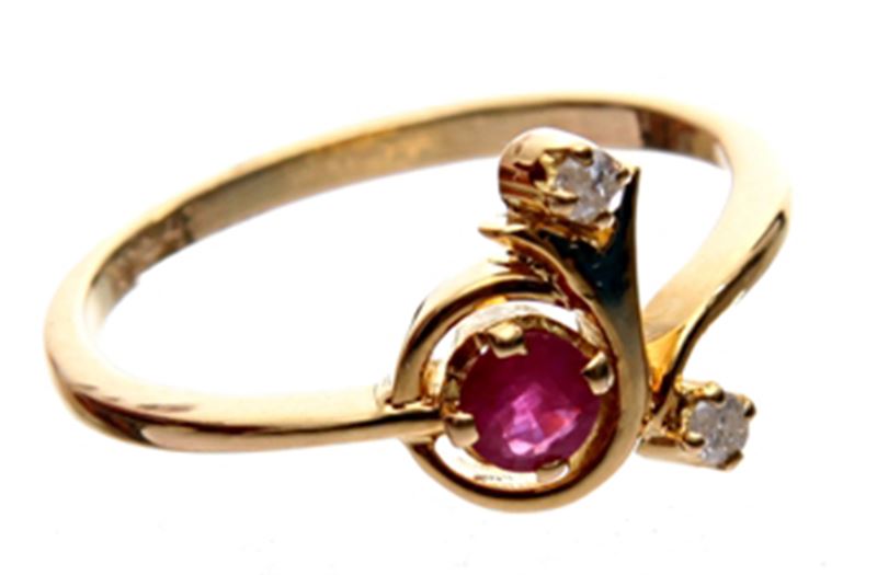 18-Carat Gold Ring with Ruby and Two Diamonds