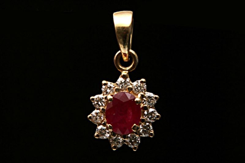 18-Carat Gold Pendant with Ruby and Eleven Diamonds