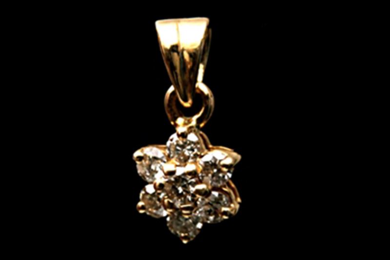 18-Carat Gold Pendant with Seven Diamonds