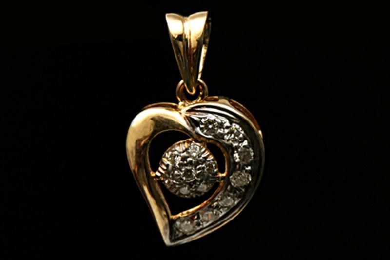 18-Carat Heart-shaped Gold Pendant with Fourteen Diamonds